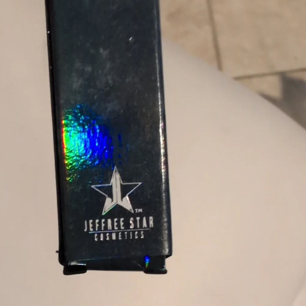 Jeffree Star Supreme Gloss - Shiny Red